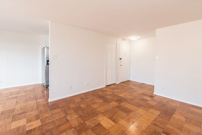 Building Photo - Spacious, Bright 1 Bed 1 Bath condo in prime location and close to Metro