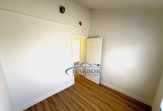 Building Photo - 1072 W 21st St