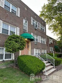 Building Photo - 596 Chestnut St