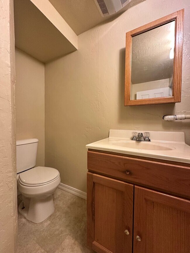 Building Photo - 4 Bedroom Condo near campus