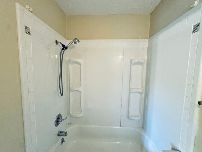 Building Photo - Comfort and Convenience