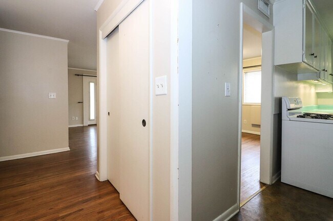 Building Photo - Darling 3 Bedroom With Hardwood Floors!