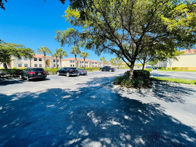 Building Photo - Spacious 3-Bed, 2-Bath Condo in Bellamar a...