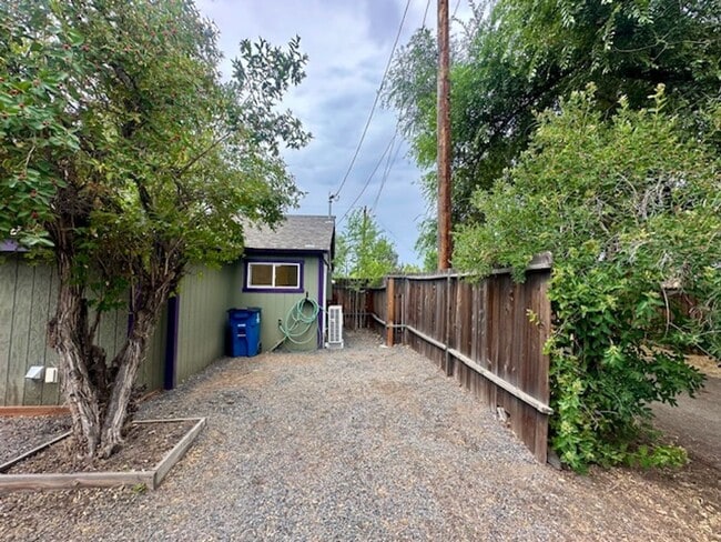 Building Photo - Great one bedroom unit in mid-town!  A mus...