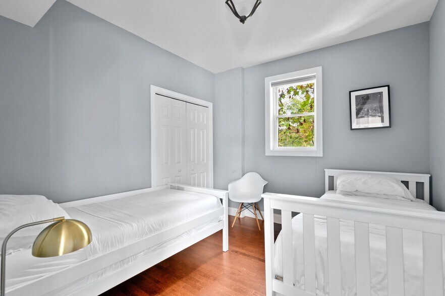 Building Photo - 913 W Belden Ave