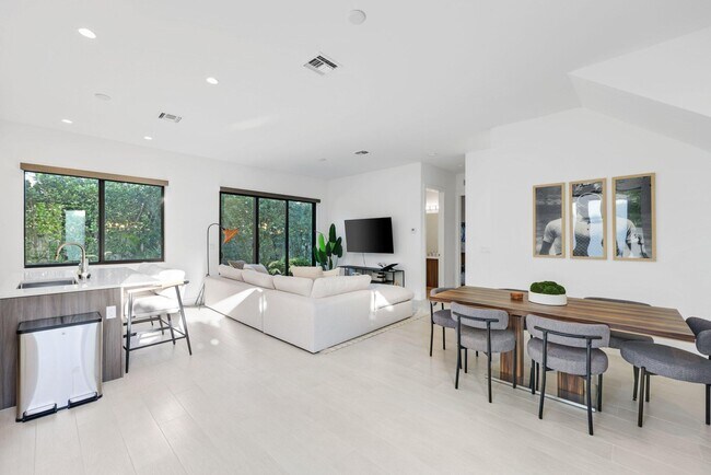 Building Photo - 2201 Florida Blvd