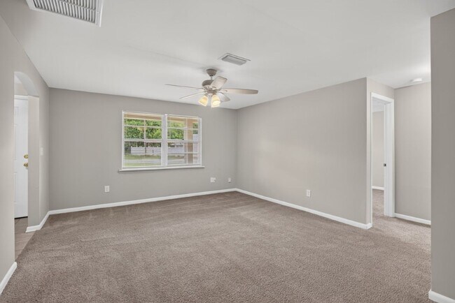 Building Photo - Cute 3/2 Home in Orange park on a corner lot