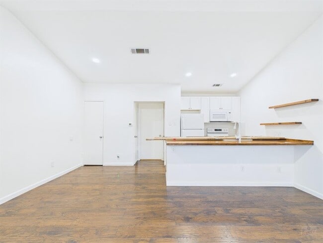 Building Photo - 1303 Hollow Creek Dr