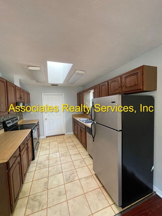 Building Photo - Nice 3 bedroom House! Great for families! ...