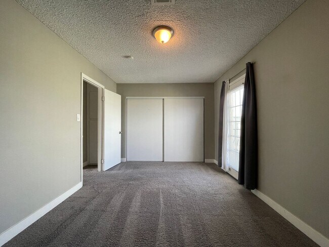 Building Photo - 2 BED 2 BATH TOWNHOUSE NEAR LAKE MEAD AND ...