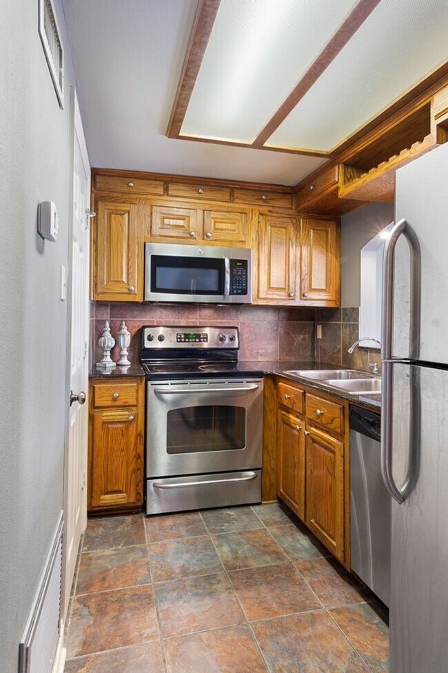 Building Photo - 2BR 2BA Condo Downtown (Riverview Condomin...