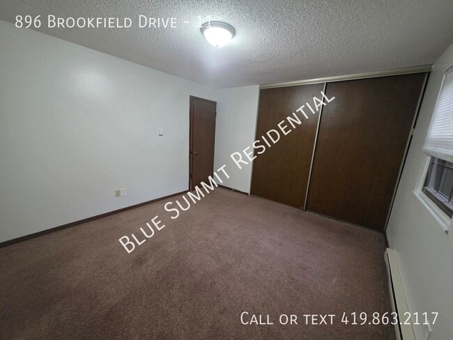 Building Photo - 896 Brookfield Dr