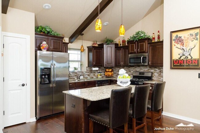 Building Photo - Georgeous 3 bedroom 2 bath home with SOLAR  and a view!