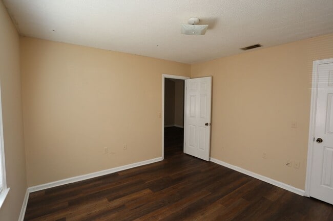 Building Photo - 2 Bedroom at Georgia Villa