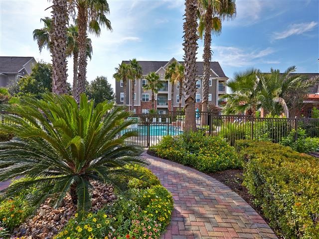 Lush landscape walkway to pool - Aspire Roxbury