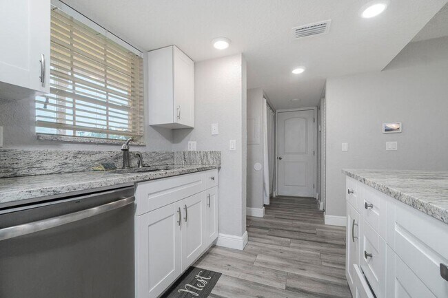 Building Photo - 6324 La Costa Dr