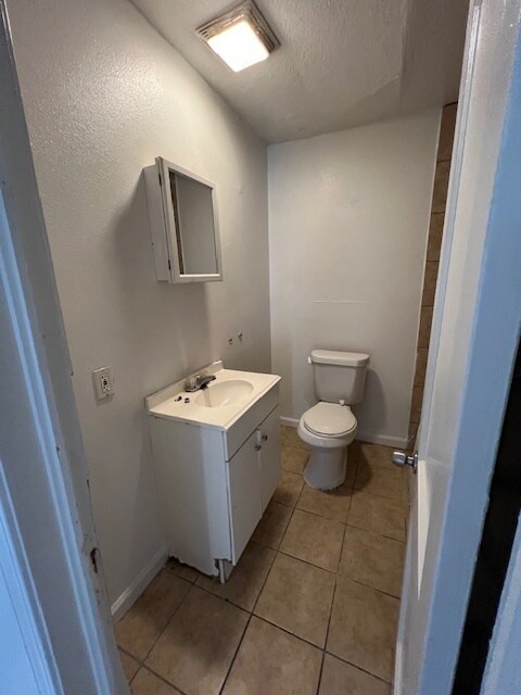 Building Photo - 2425 N Lynwood Dr