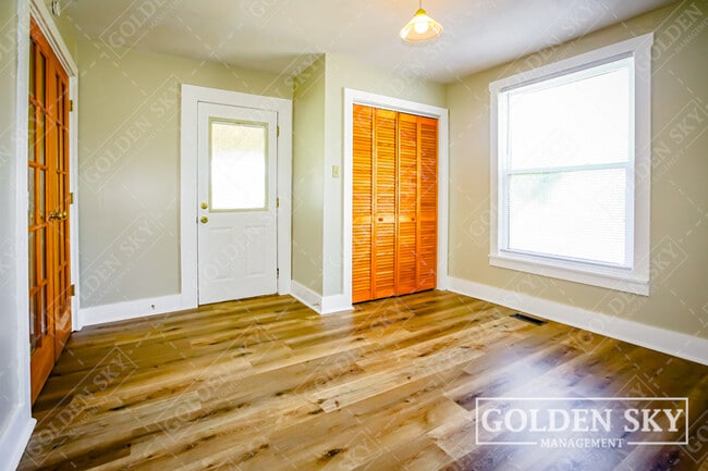 Building Photo - 1417 W Memorial Dr