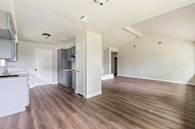 Building Photo - 15050 Blueridge Rd