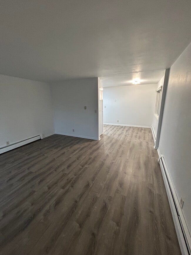 Building Photo - 1002 Main St