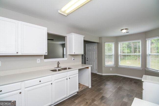 Building Photo - 10950 Southwood Dr