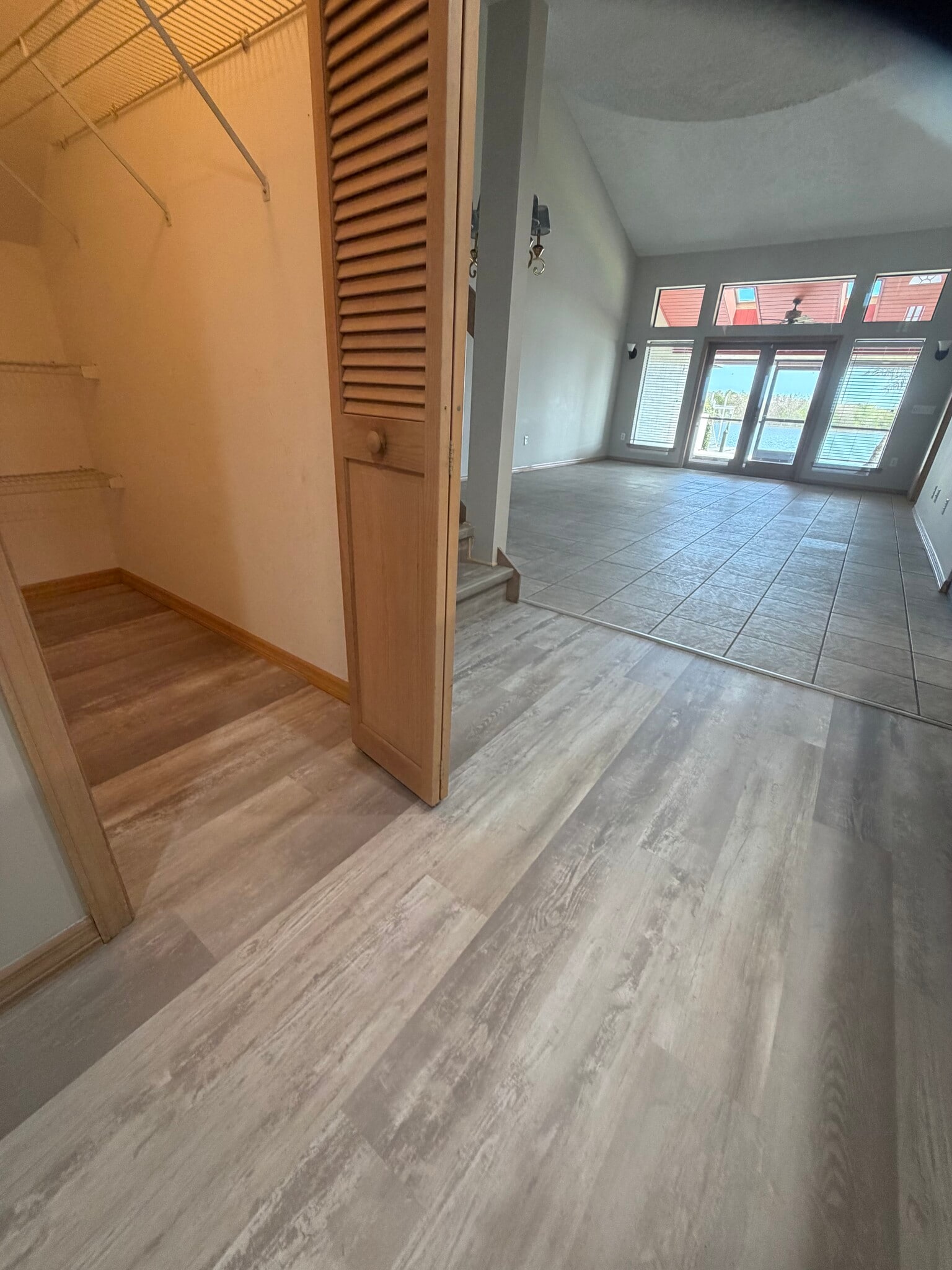 Entrance and closet - 2590 Sykes Creek Dr