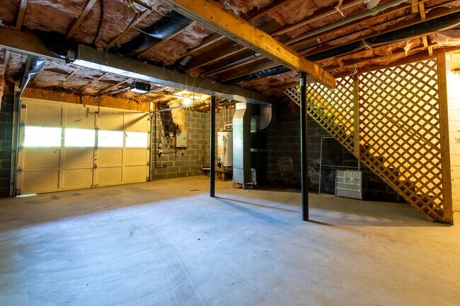Building Photo - 3 story 2 bed 1.5 bath condo with large ga...