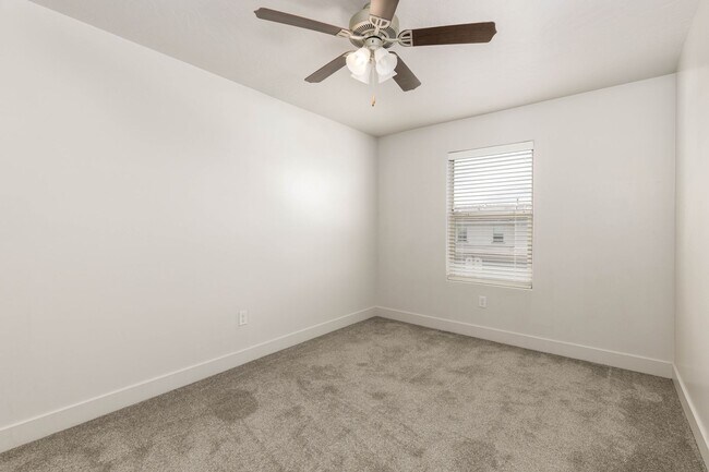 Building Photo - 3 bed | 2.5 bath | 2-car Townhome with Was...