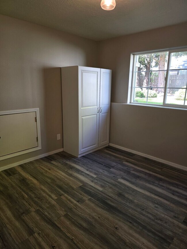 Building Photo - Beautiful home in desirable Riverside Harbor.