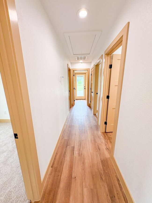 Building Photo - 1105 E Navarro-