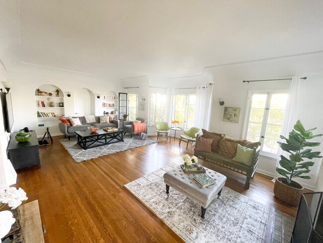 Spacious living room - 601 S Sweetzer Ave