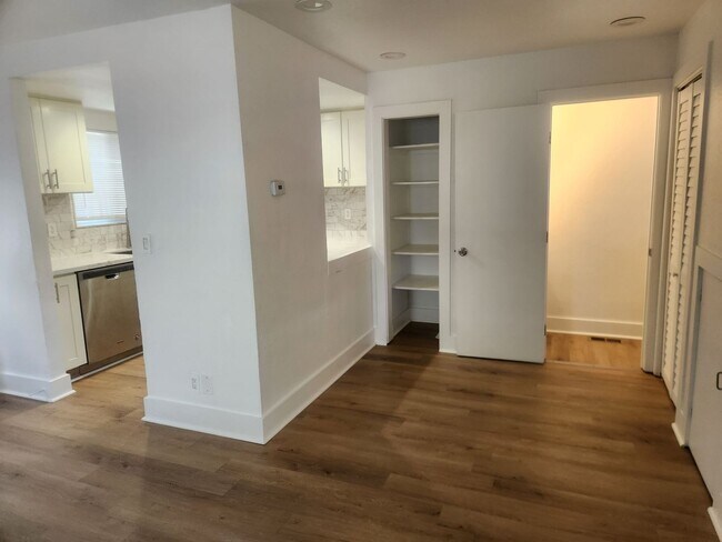 Building Photo - Clean and bright throughout, 2-bedroom, 1.5 Bathroom, two story unit in a great Windsor location!