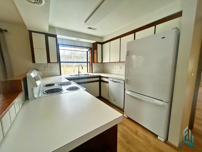 Building Photo - 2 Bed / 2 Full Bath Single-Level Townhome in Timberhill