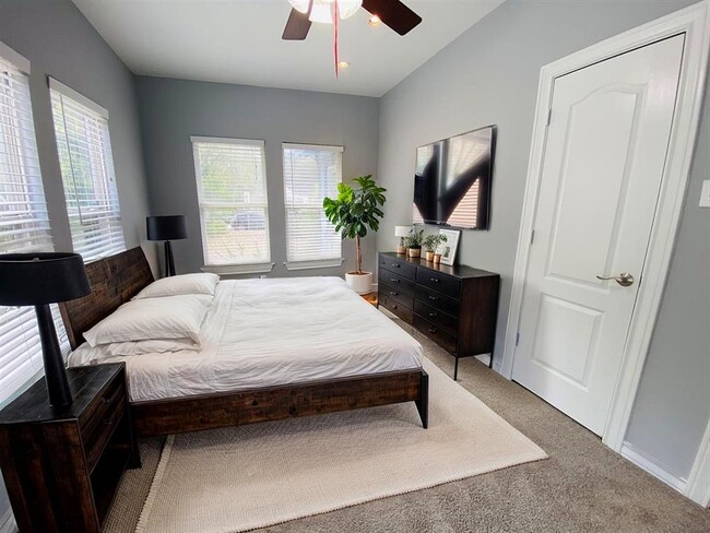 Building Photo - 404 E 35th St