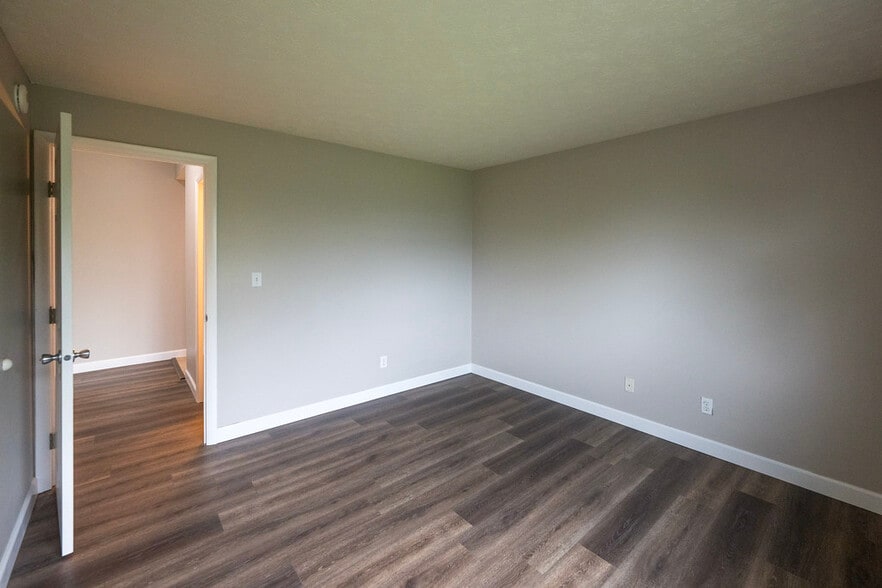 Guest Bedroom to Hall Bath - 8892 Eagleview Dr