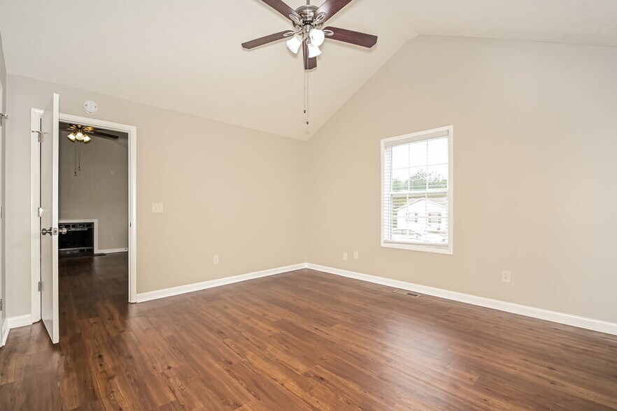 Building Photo - 581 Woodcrest Dr