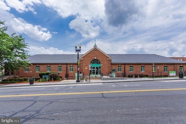 Building Photo - Gorgeous Rowhome Walking Distance to Colum...