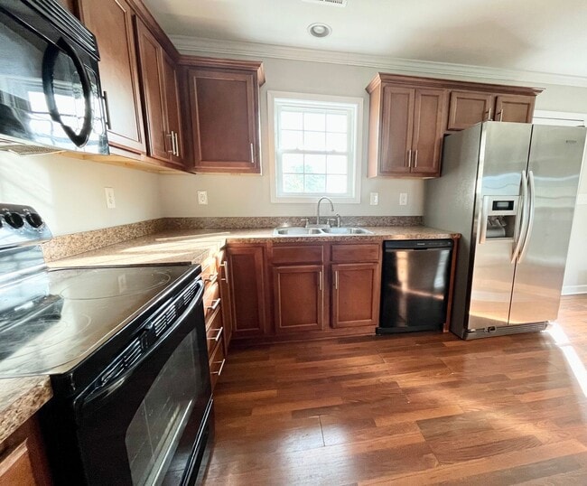 Building Photo - 108 Oakwood Ct