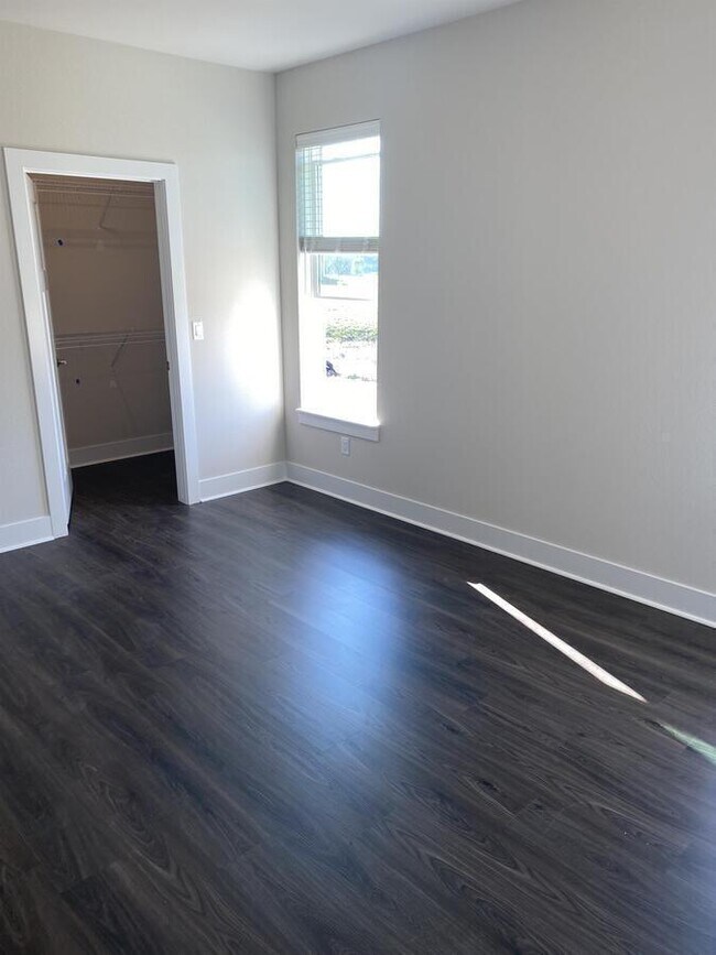 Building Photo - W218N16046 Tiger Lily Dr