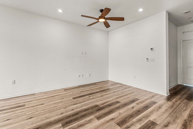 Building Photo - Highly upgraded 3 Bed 3 Bath Townhome with Resort Style Amenities