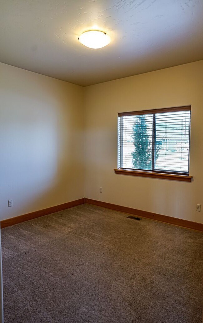 Building Photo - One Month's Free Rent