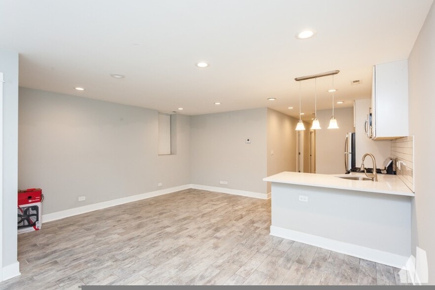 Building Photo - 2437 N Ashland Ave