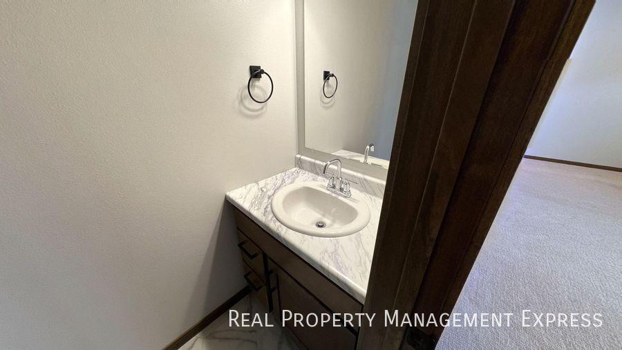 Building Photo - Modern Luxury: 3BR Townhome with Stylish Finishes, Spacious Interiors, and Attached Garage