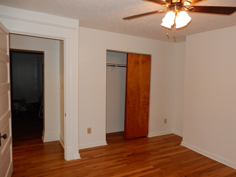 Bedroom. - 1278 Everett Ave