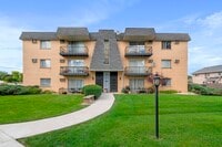 Building Photo - 913 Plainfield Rd