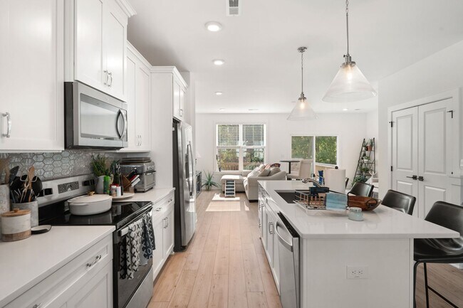 Building Photo - Stunning Like-New Townhome in Prime South Durham Location!