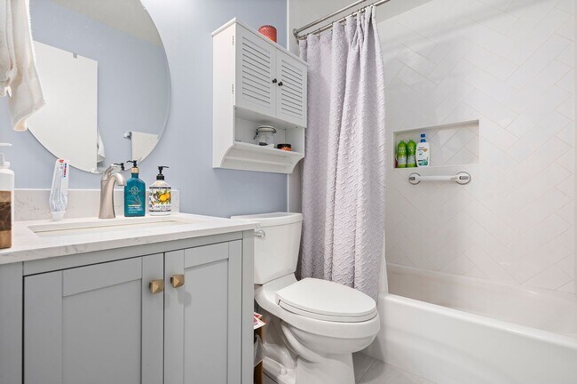 Building Photo - Elegant & Modern Home with Beautiful Interior