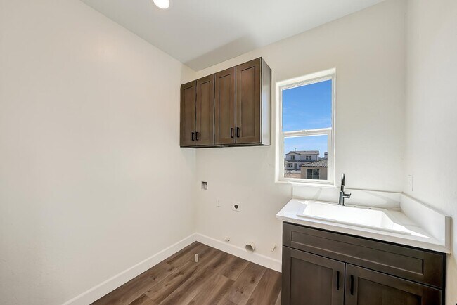 Building Photo - 2133 W Cardinal Ave