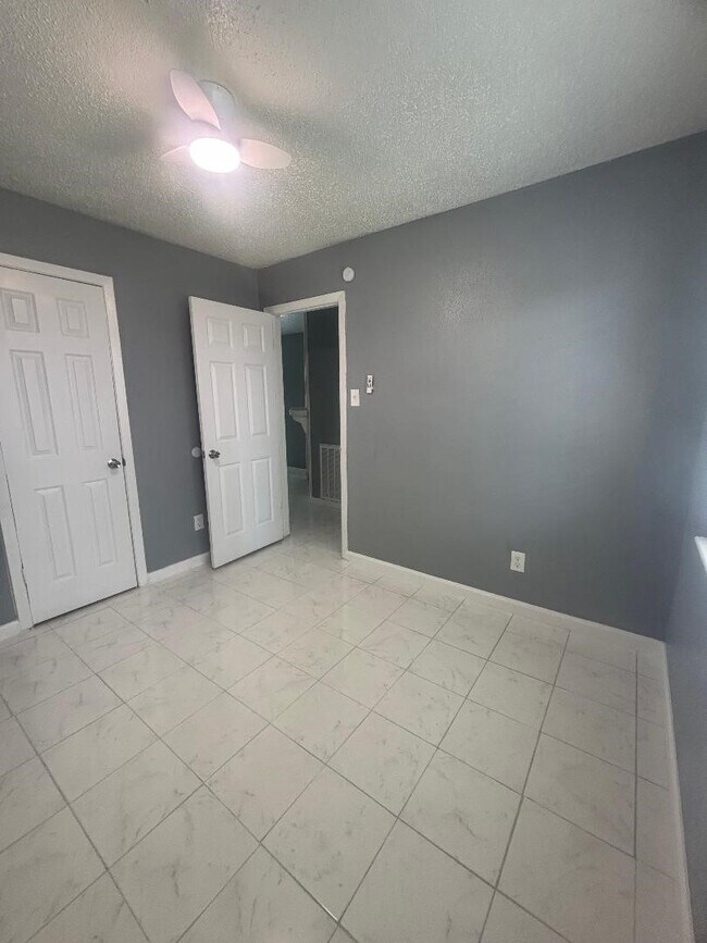 Building Photo - 7218 Arista Dr