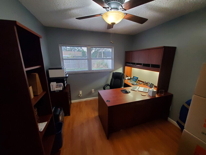 Office/bedroom - 6948 Duncansby Ave N